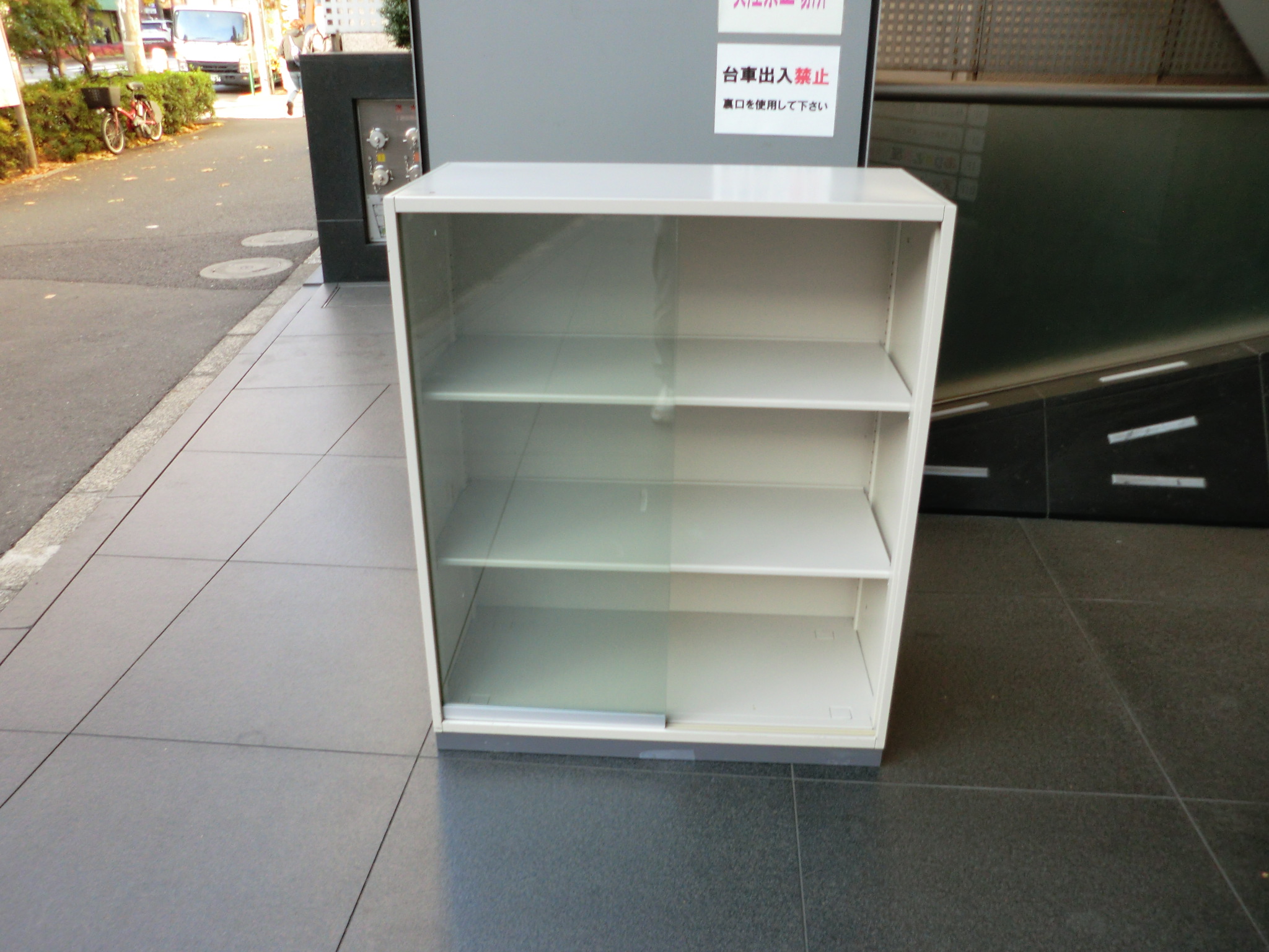 ガラス引違いキャビネット(コクヨ)/0010818-1