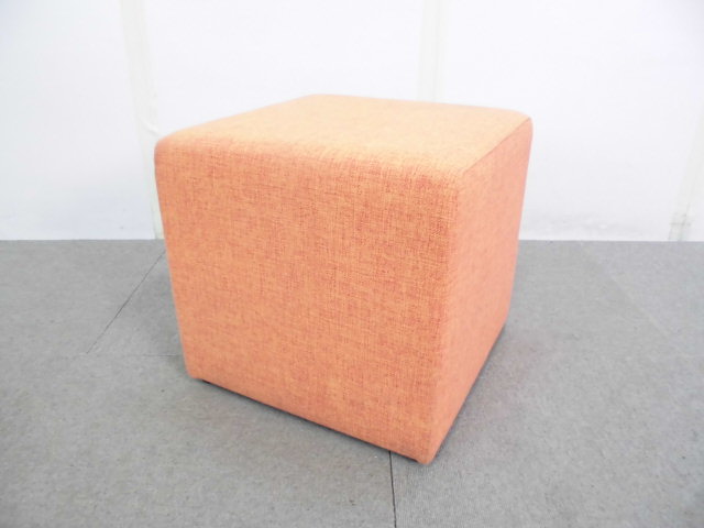 クオン / オレンジ / 角スツール