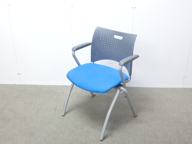 ライオン / ライトブルー / 【中古】 スタッキングチェア